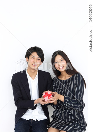 A couple giving gifts 14032046