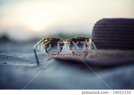 Hat and glasses 14032150