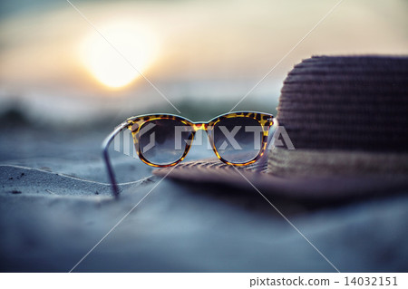 Hat and glasses 14032151