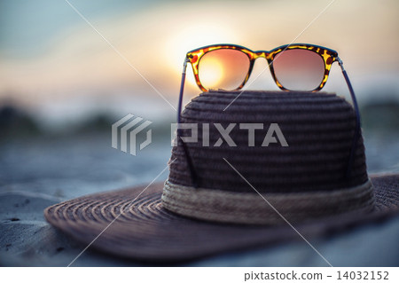 Hat and glasses 14032152