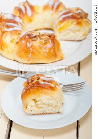 sweet bread donut cake 14032619