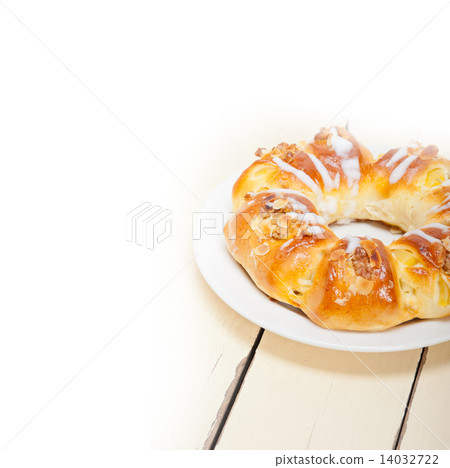 sweet bread donut cake 14032722