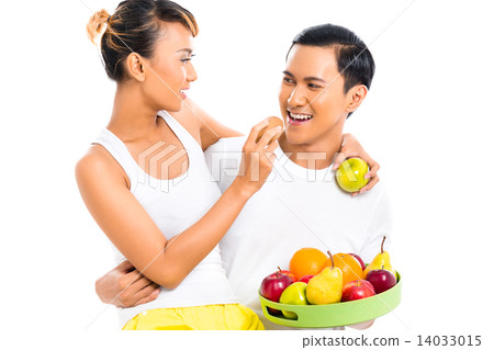 Asian couple eating fruit and living healthy 14033015