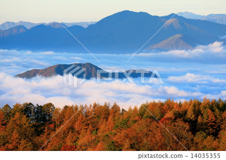 阿西達山漂浮在從三個通行證看到的雲海中 阿西達山漂浮在從三個通行證看到的雲海中 14035355