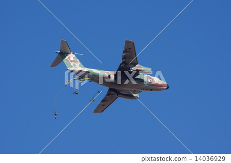 Ground Self-Defense Force 1st Airborne Brigade practicing descent from C-1 transport aircraft 14036929