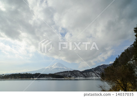 Kawaguchiko and Mt. Fuji in winter 14037035