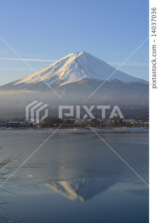 Kawaguchiko and Mt. Fuji in winter 14037036