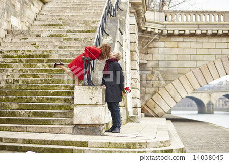 Couple kissing on a Parisian embankment 14038045