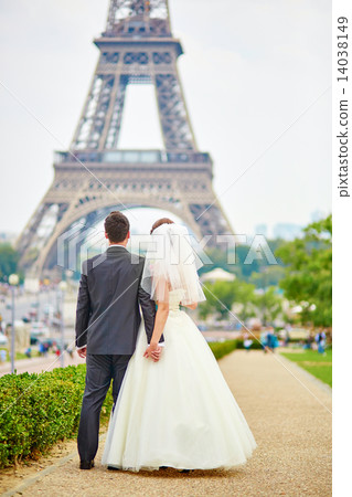 Married couple in Paris near the Eiffel tower 14038149