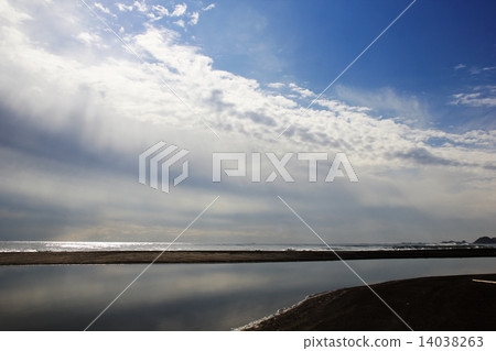 在雲彩之間的自然藍天 14038263