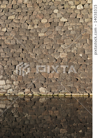 護城河的城堡和水錶面的石牆 護城河的城堡和水錶面的石牆 14038315