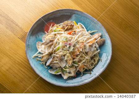 Seafood fried noodles 14040387