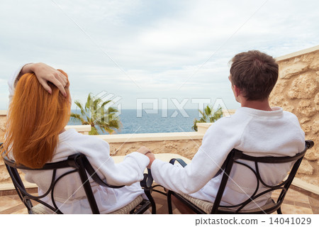 Happy young couple enjoying vacation 14041029