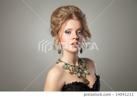 Closeup of beautiful woman with evening make-up.  14041211