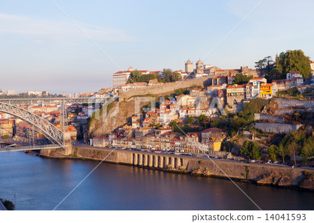 Bridge through River Douro in the city of Porto, Portugal at sunrise 14041593