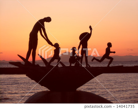 您可以在Kemigawa河灘的紀念碑外看到日落和富士山 14041735