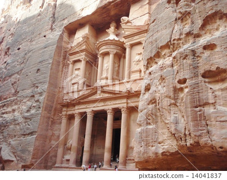 Petra ruins 14041837