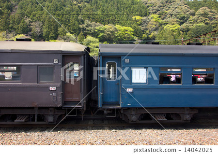 Old model passenger car 14042025