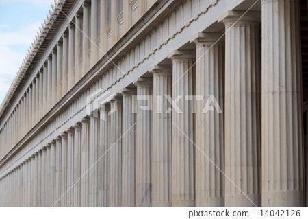 Close-up of marble Stoa of Attalos colonnades 14042126