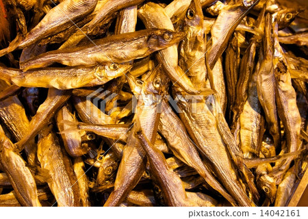 圖庫照片: dried fish on sale in wet market