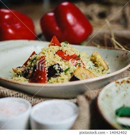 Quinoa Salad with tomatoes, corn and beans 14042402