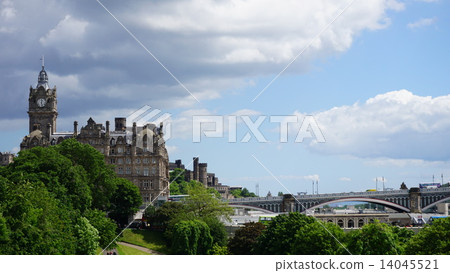 Edinburgh cityscape ⑦ 14045521