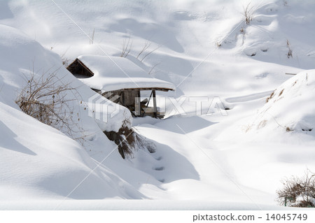 Snowy Mountains and the Sky 14045749