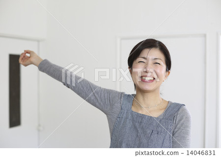 患肩膀僵硬的家庭主婦康復 14046831