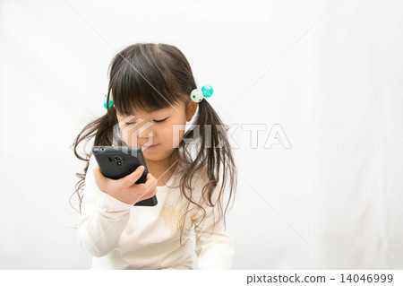 A smartphone and a girl 14046999