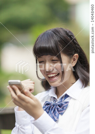 學校女孩智能手機膽量姿勢 學校女孩智能手機膽量姿勢 14048460