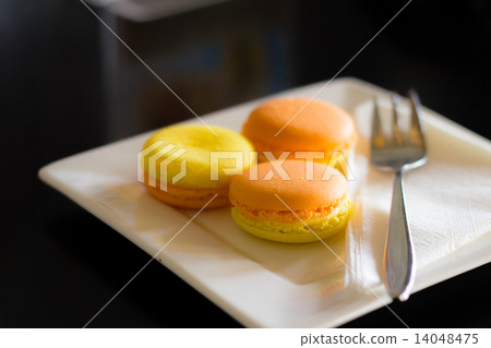 colorful macaroons 14048475