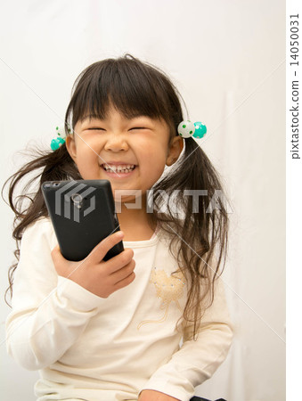A smartphone and a girl 14050031