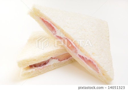 Delicious strawberry sandwich 14051323