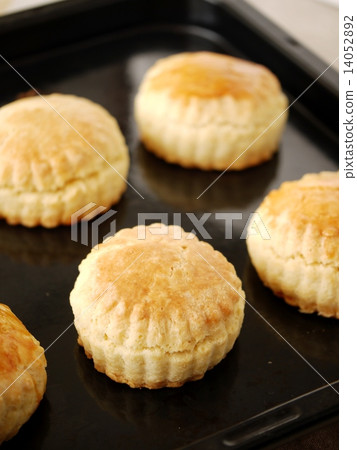 Biscuit baked (high angle) 14052892