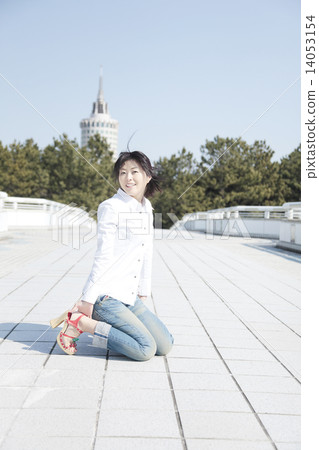 A woman on a bridge 14053154