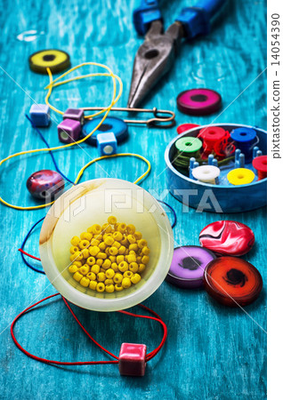 crafts with beads 14054390