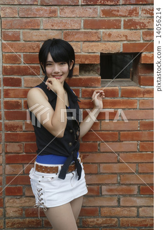 擺在磚牆前面的女孩 14056214