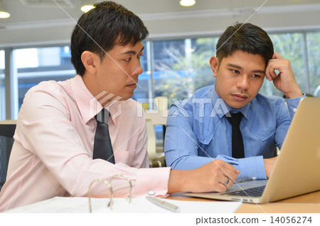 Asian business men discussing project on Laptop 14056274