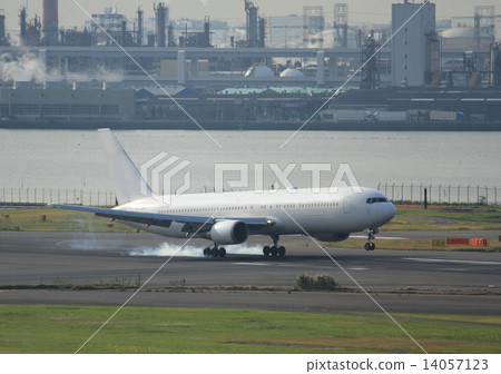B767帶輪胎煙霧並降落 14057123