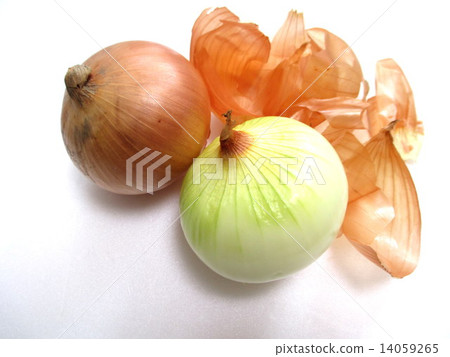 Preparing a dish Peel the onions 14059265