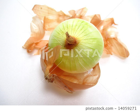 Preparing a dish Peel the onions 14059271