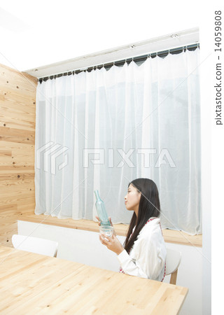 一位年輕的女士休息 14059808