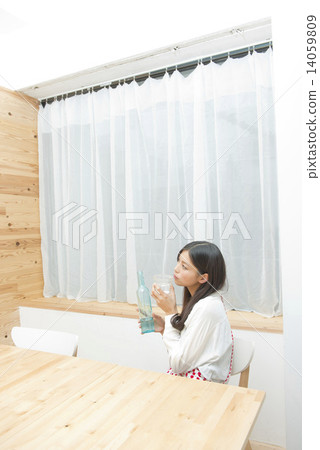 一位年輕的女士休息 一位年輕的女士休息 14059809