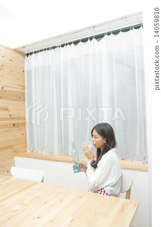 一位年輕的女士休息 14059810