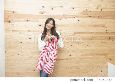 一個女人用紅色燕麥 14059858