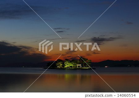 真嗣湖在Shikigashima的黃昏 真嗣湖在Shikigashima的黃昏 14060554