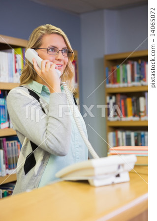 图库照片: pretty librarian answering the phone