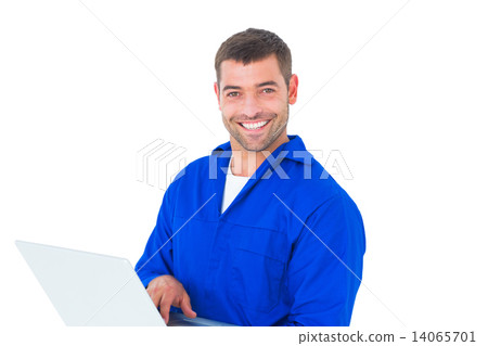 Portrait of smiling male mechanic using laptop 14065701