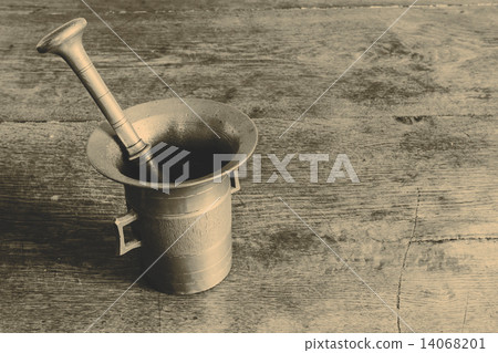 Old bronze mortar with pestle on wootden table Old bronze mortar with pestle on wootden table 14068201