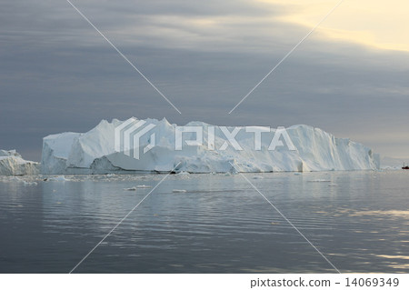  Greenland Glacier White Night Cruise (Glaciers in Greenland - the midnight sun tour) 14069349